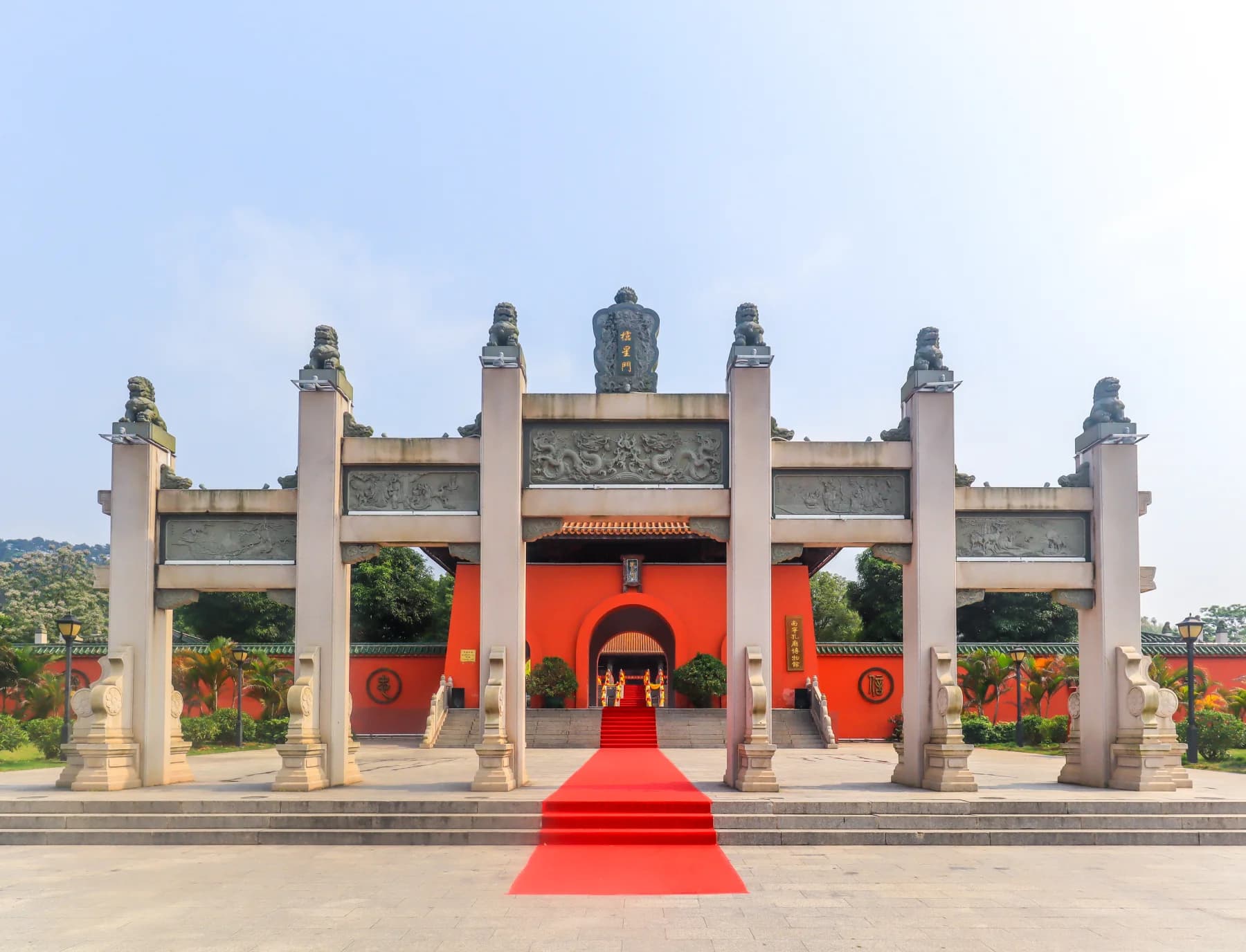Confucianism represented by the formal entrance and central axis of Nanning Confucius Temple