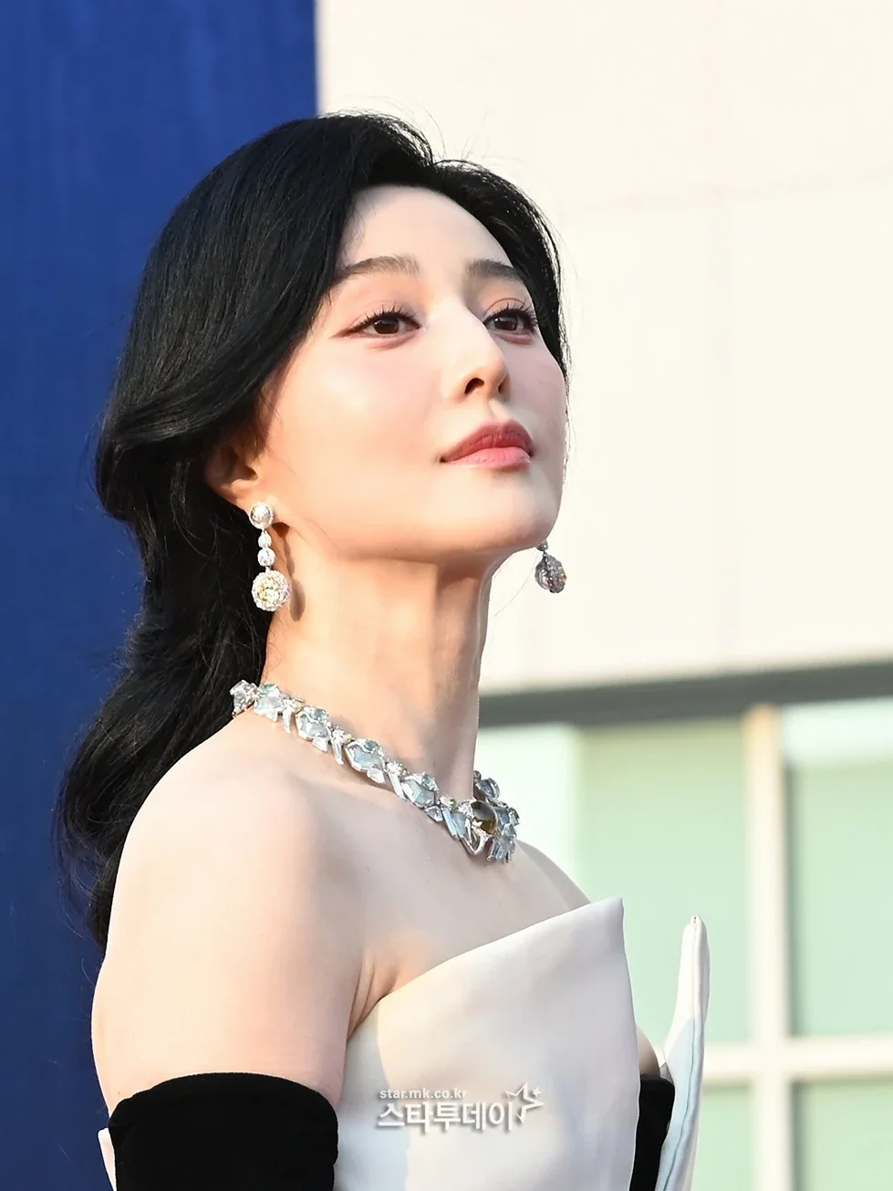 Fan Bingbing holding the red carpet alone at the Bucheon festival