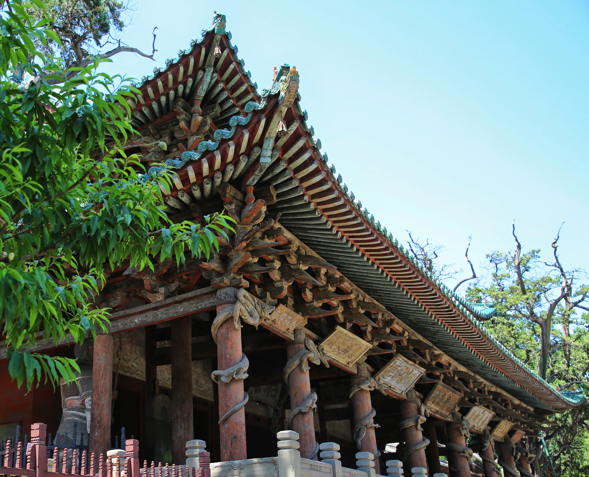 Jinci Hall of the Holy Mother showing timber columns, deep eaves and layered dougong brackets