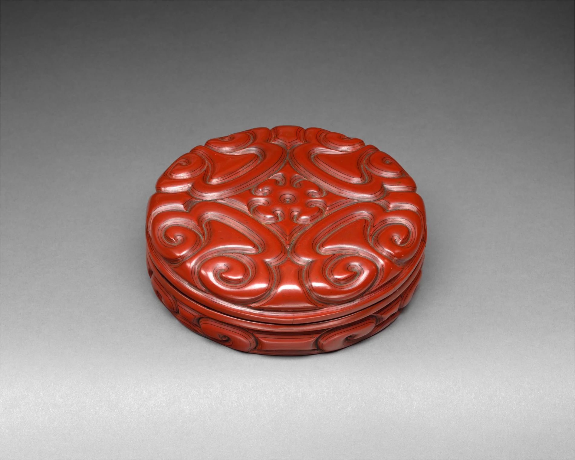 Late Yuan carved lacquer box with deep red relief exposing black layers along the cuts