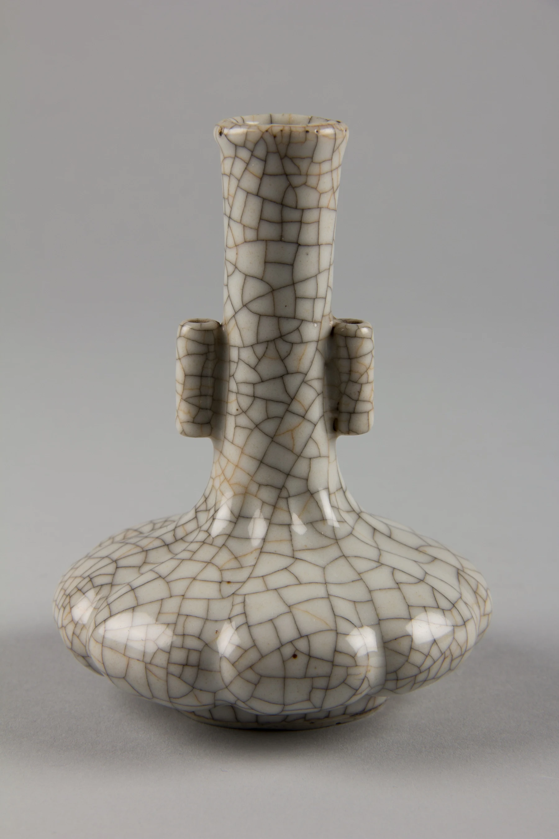 Nineteenth-century long-neck porcelain vase with tubular handles and Ge-type crackled glaze