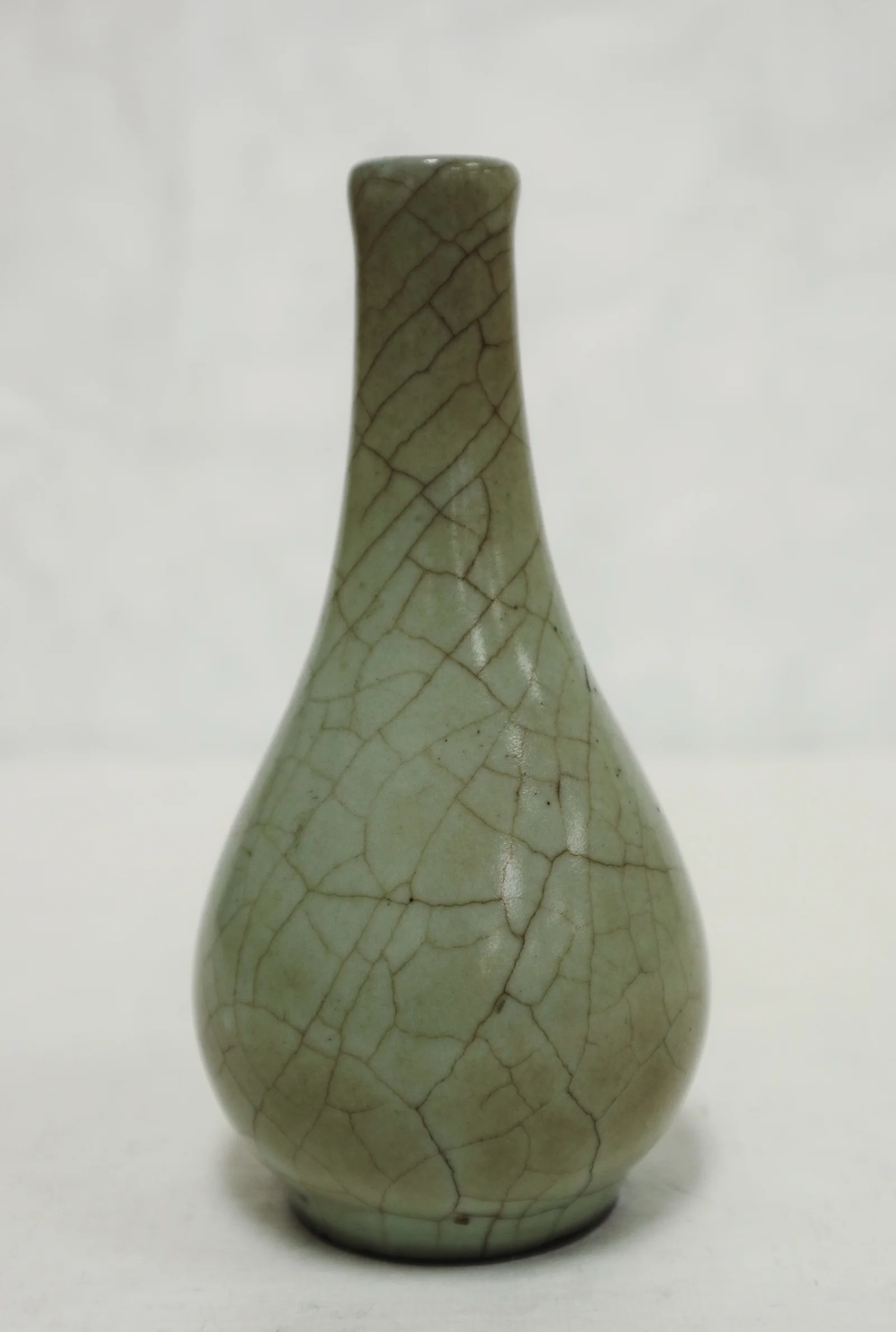 Complete Ge ware vase showing an upright neck, rounded lower body, foot and crackled glaze