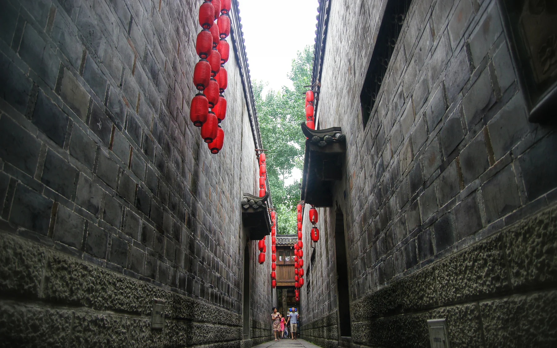 A lived street view inside Chengdu's Jinli historic commercial quarter