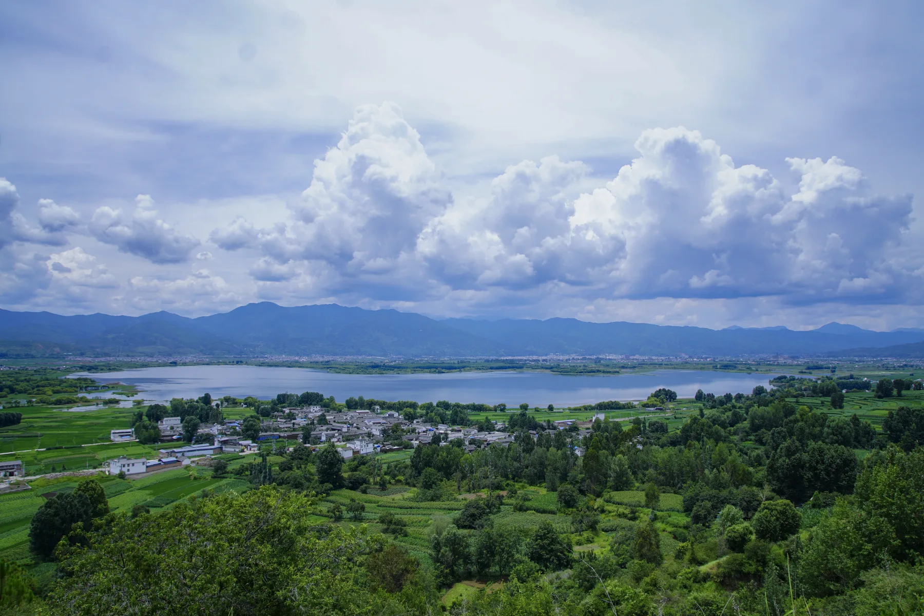 Jian Lake surrounded by mountains in the wider Dali prefecture