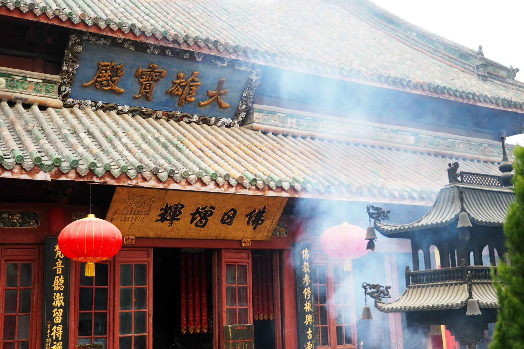 Incense drifting across the main hall at Daxiangguo Temple