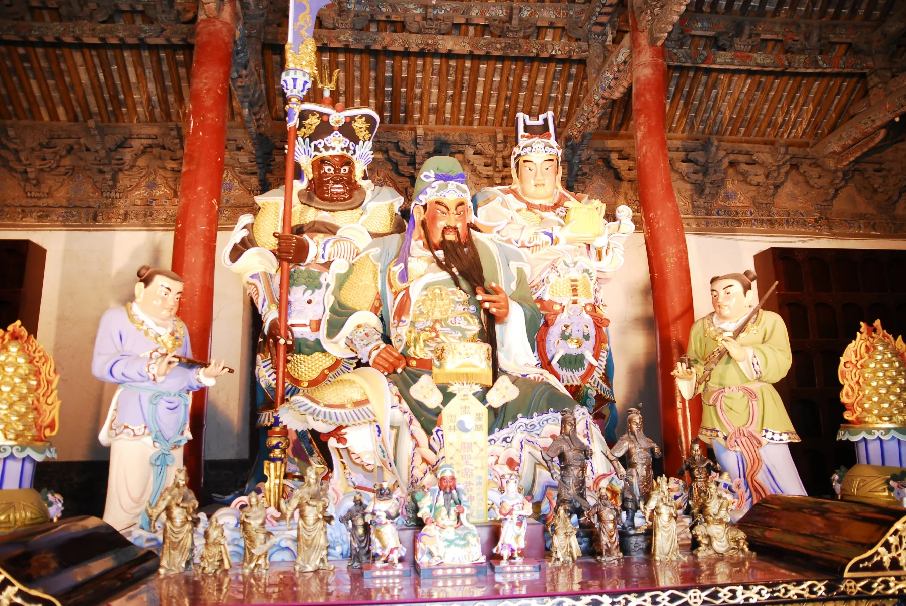 Rows of Guan Yu figures inside a hall at Guanlin
