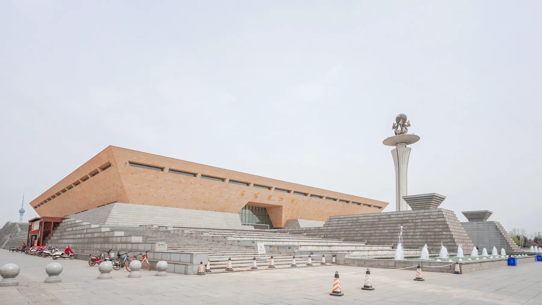 The broad modern exterior of Luoyang Museum