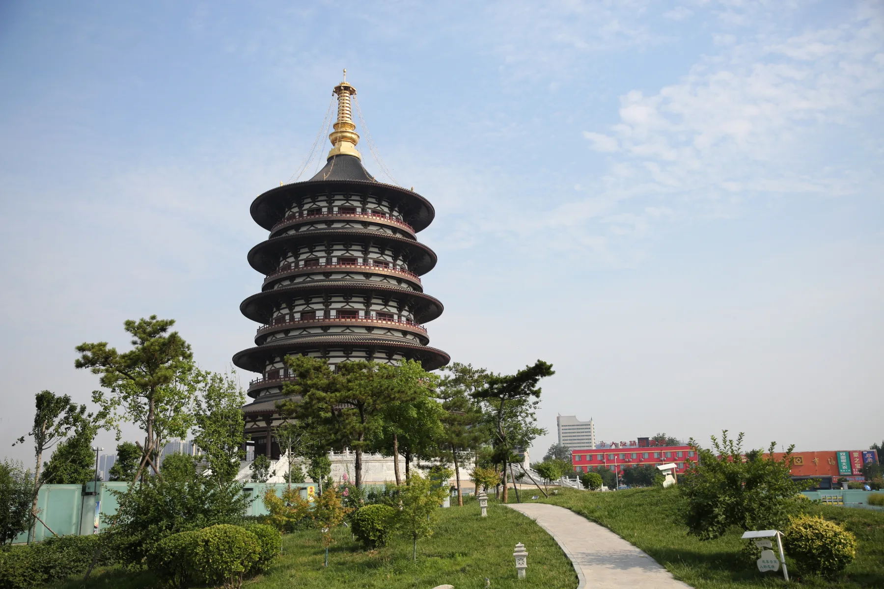 Mingtang and Tiantang rising above the interpreted Sui-Tang palace-city landscape