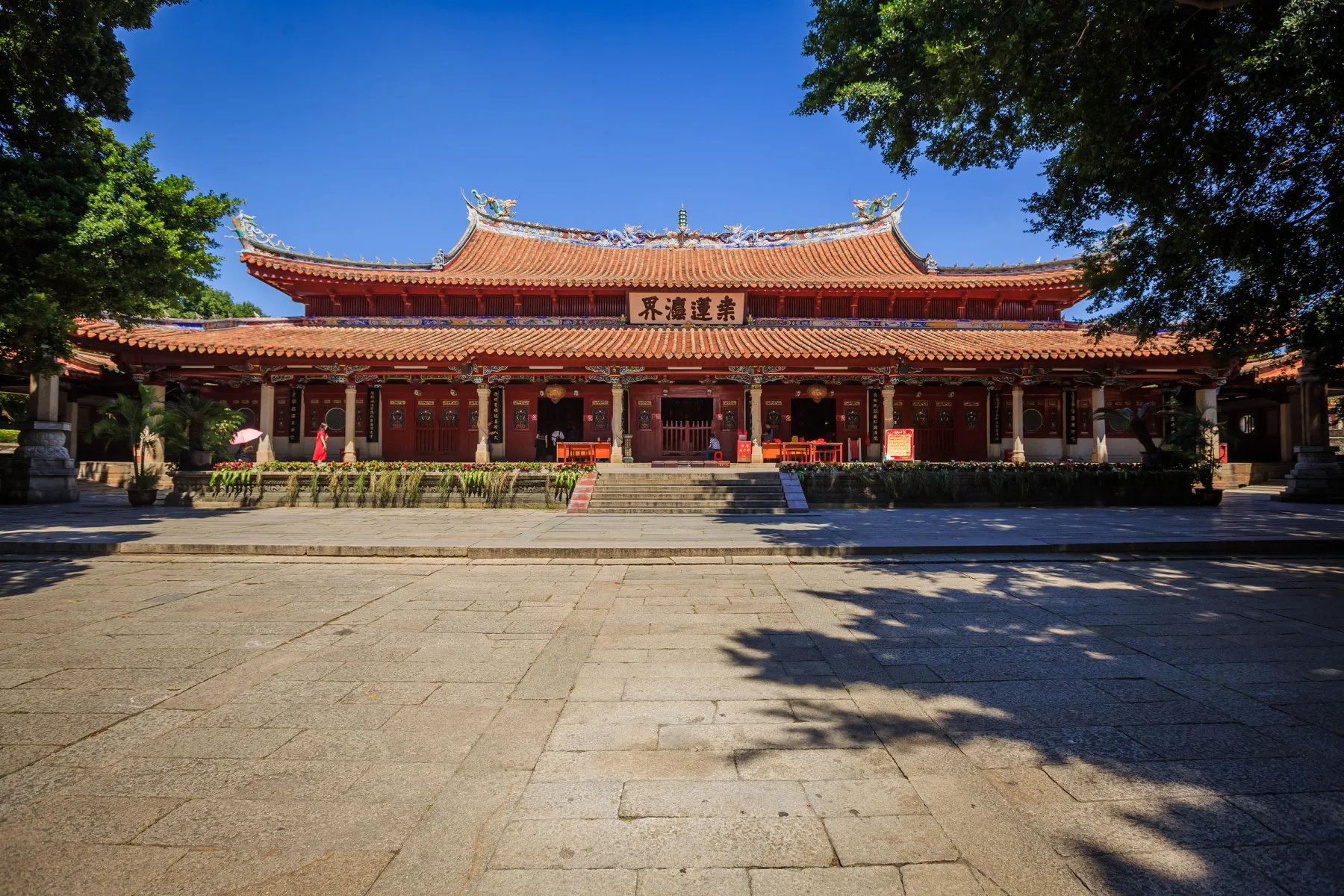 Quanzhou travel guide to Kaiyuan Temple courtyard within a living maritime port city