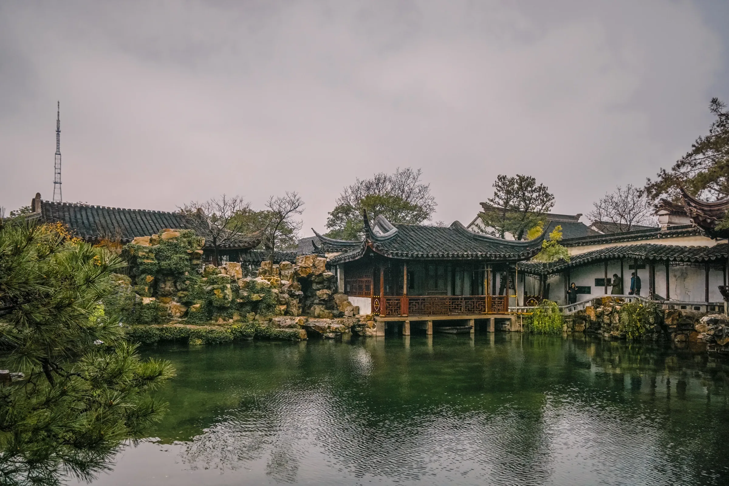 Water, white walls and compact spatial design at the Master of the Nets Garden in Suzhou
