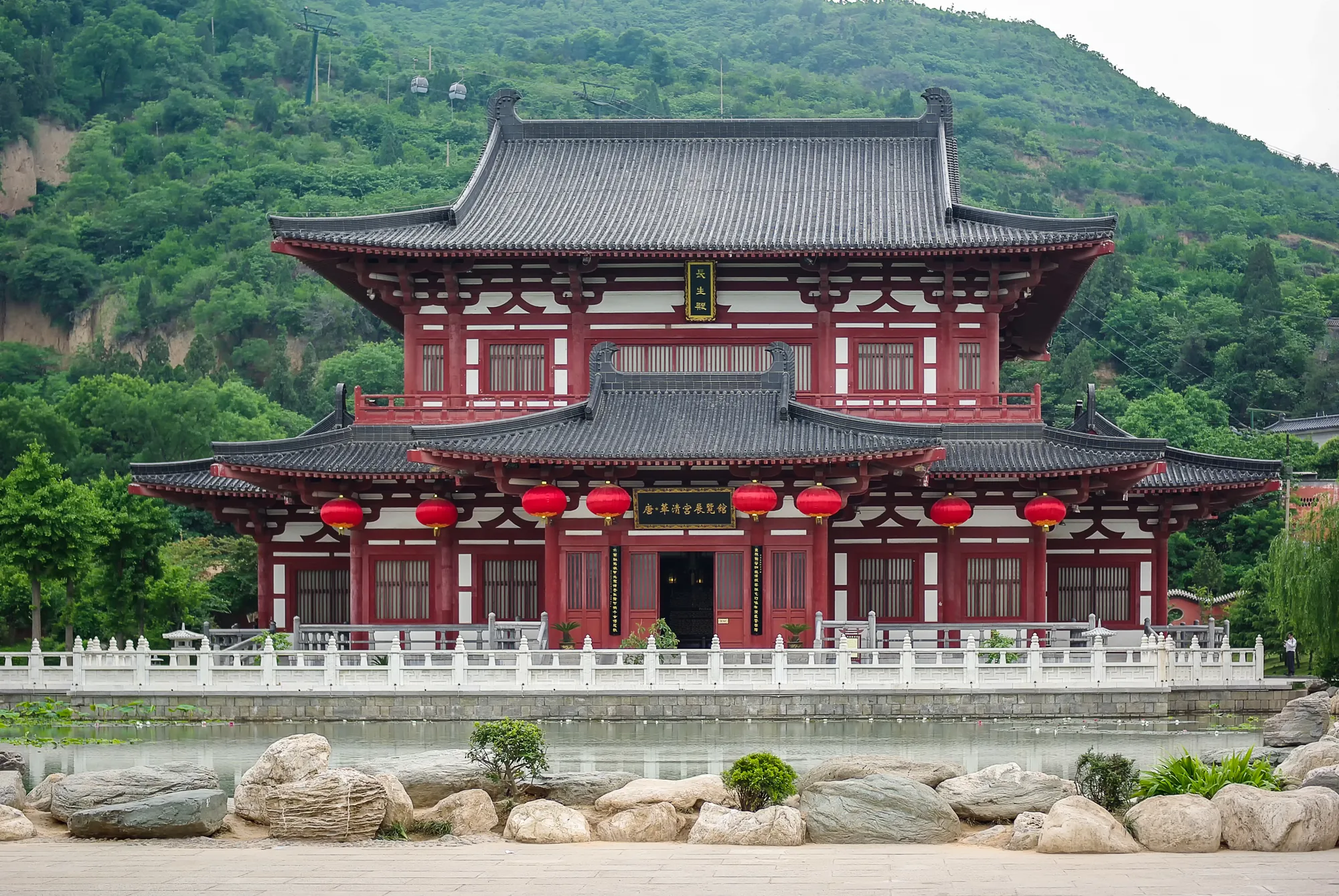 Pools, pavilions and mountain scenery at the Huaqing Palace visitor area