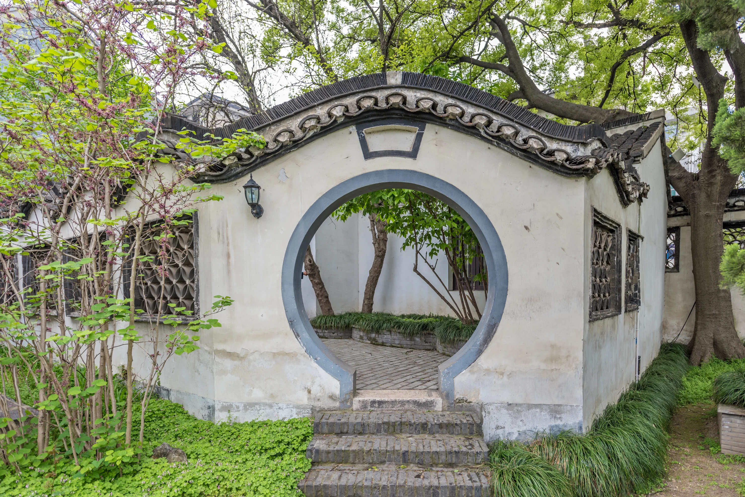 A traditional hall and quiet courtyard at the Shi Kefa Memorial