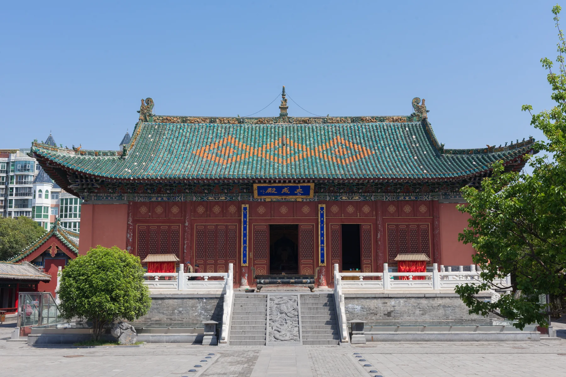 Main hall and patterned roof of the Zhengzhou Confucian Temple