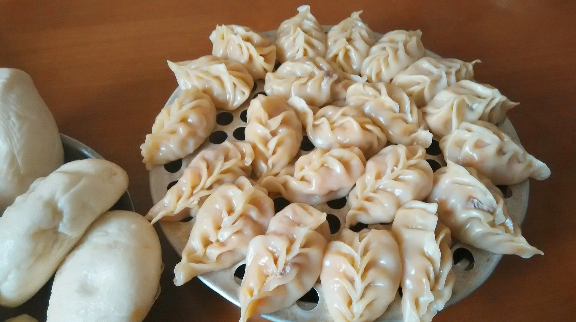 Chinese dumplings served after boiling, showing crescent-shaped jiaozi wrappers