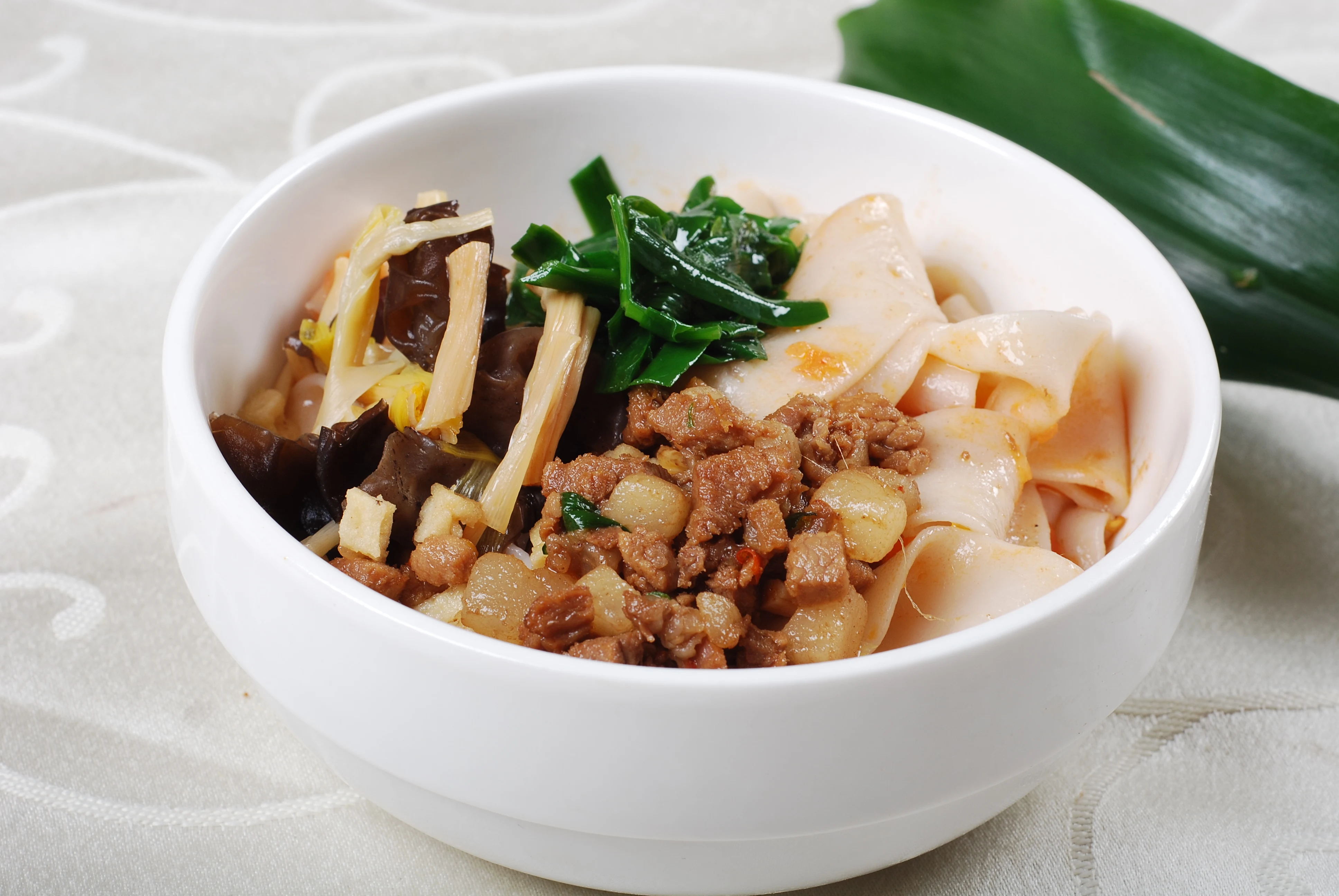 Henan-style dry-mixed noodles with vegetables and savory toppings
