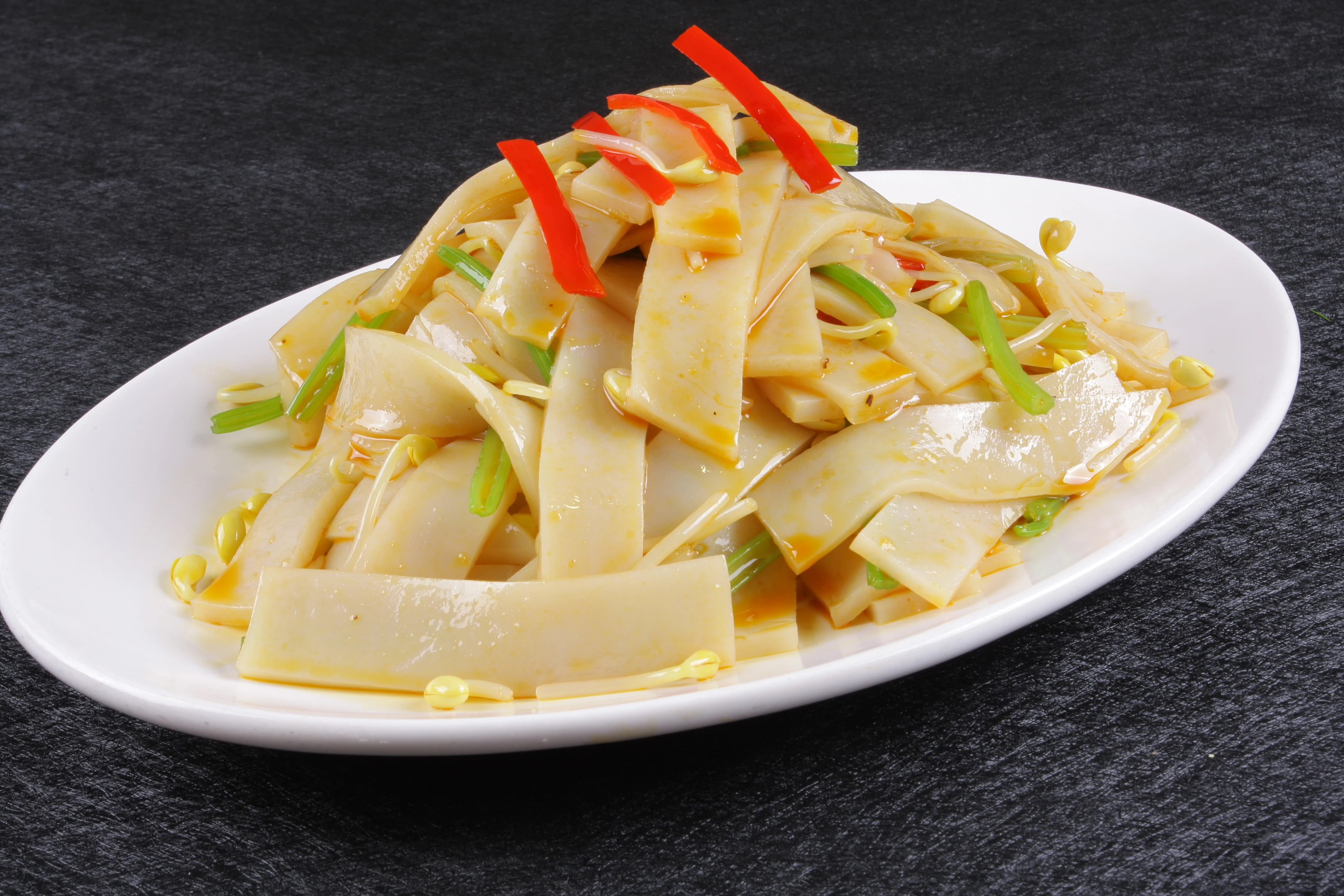 Henan-style steamed noodles served with vegetables and savory seasoning