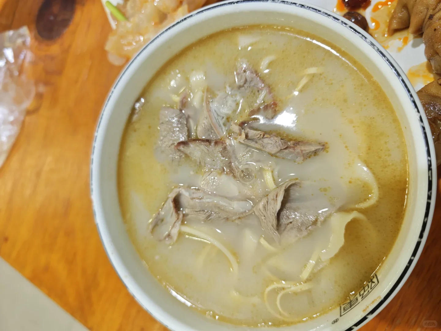 Real Zhengzhou restaurant bowl of lamb huimian with wheat noodles and sliced mutton