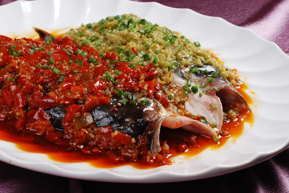 Changsha double-pepper fish head steamed under red and green chopped chilies
