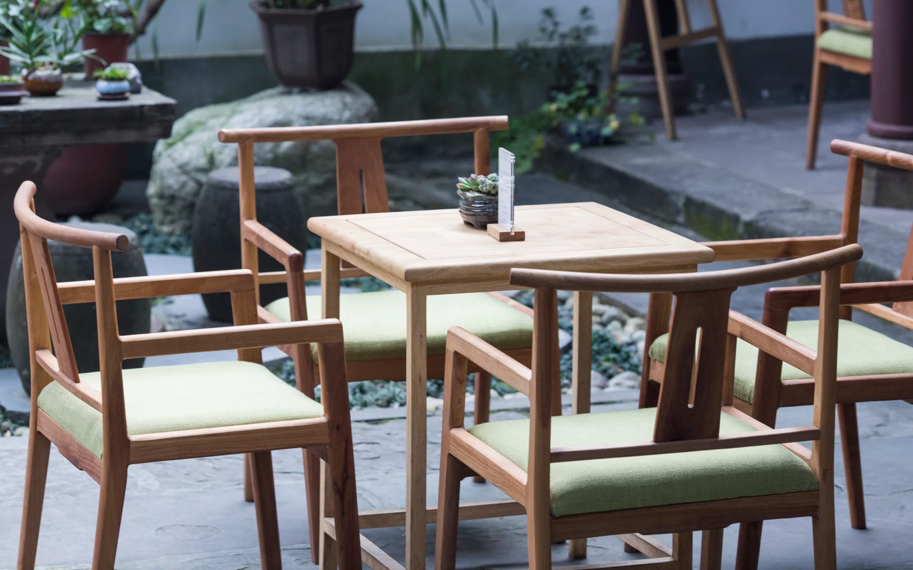 A Chengdu tea table showing how cups, seating and small foods extend the meal day