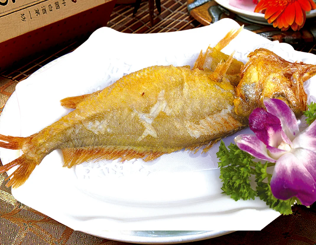 Huaiyang yellow croaker presented whole, keeping fish structure and shared-table scale inside the provincial comparison