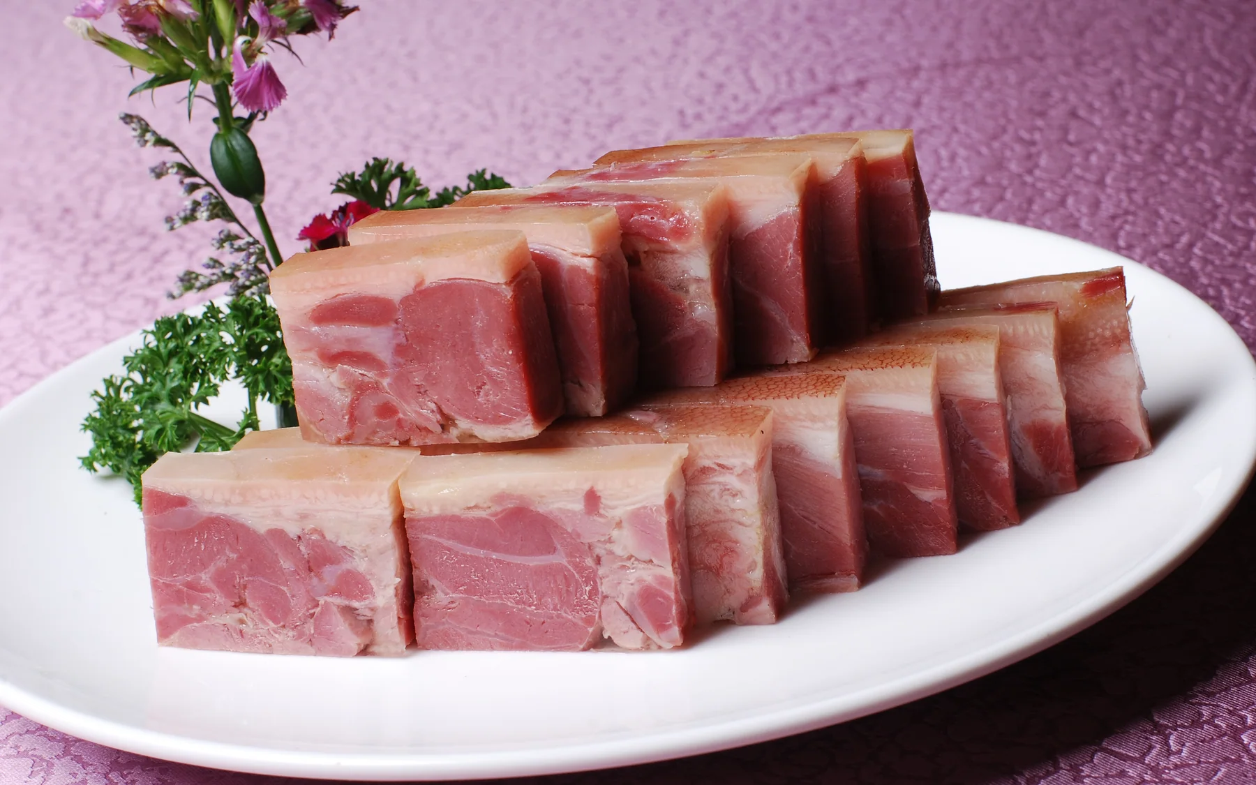 Zhenjiang yaorou cut to reveal meat suspended in a firm aspic, proving that preservation and cold texture also belong to Jiangsu