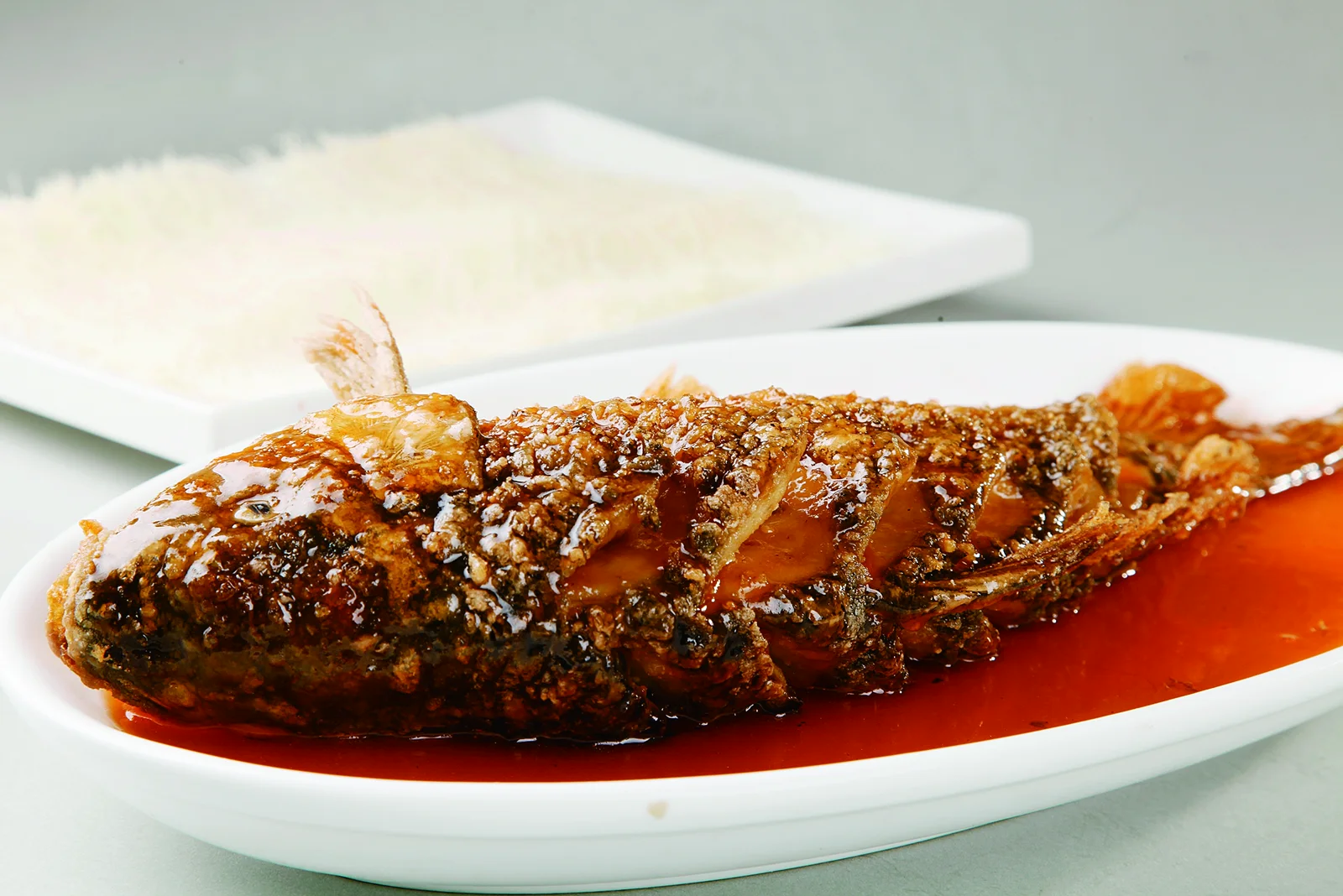 Sweet-sour whole carp served with a fine nest of fried noodles in the background
