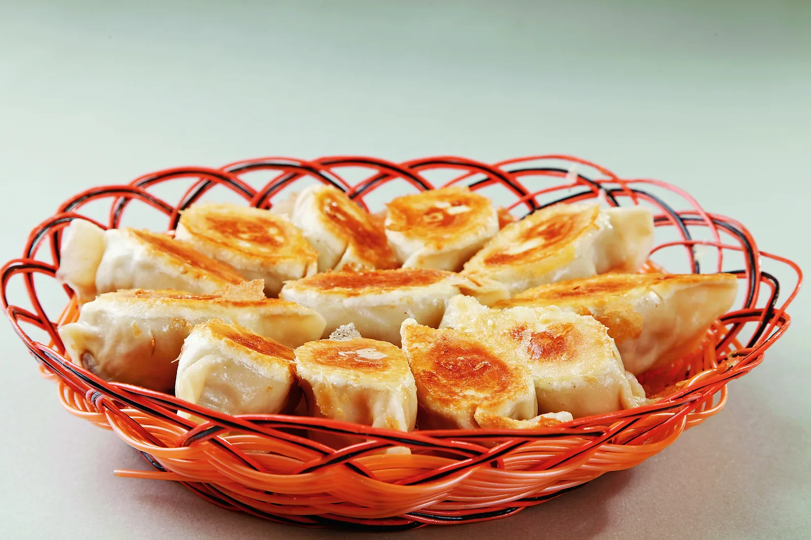 Rows of browned beef guotie with crisp bases and tender upper wrappers