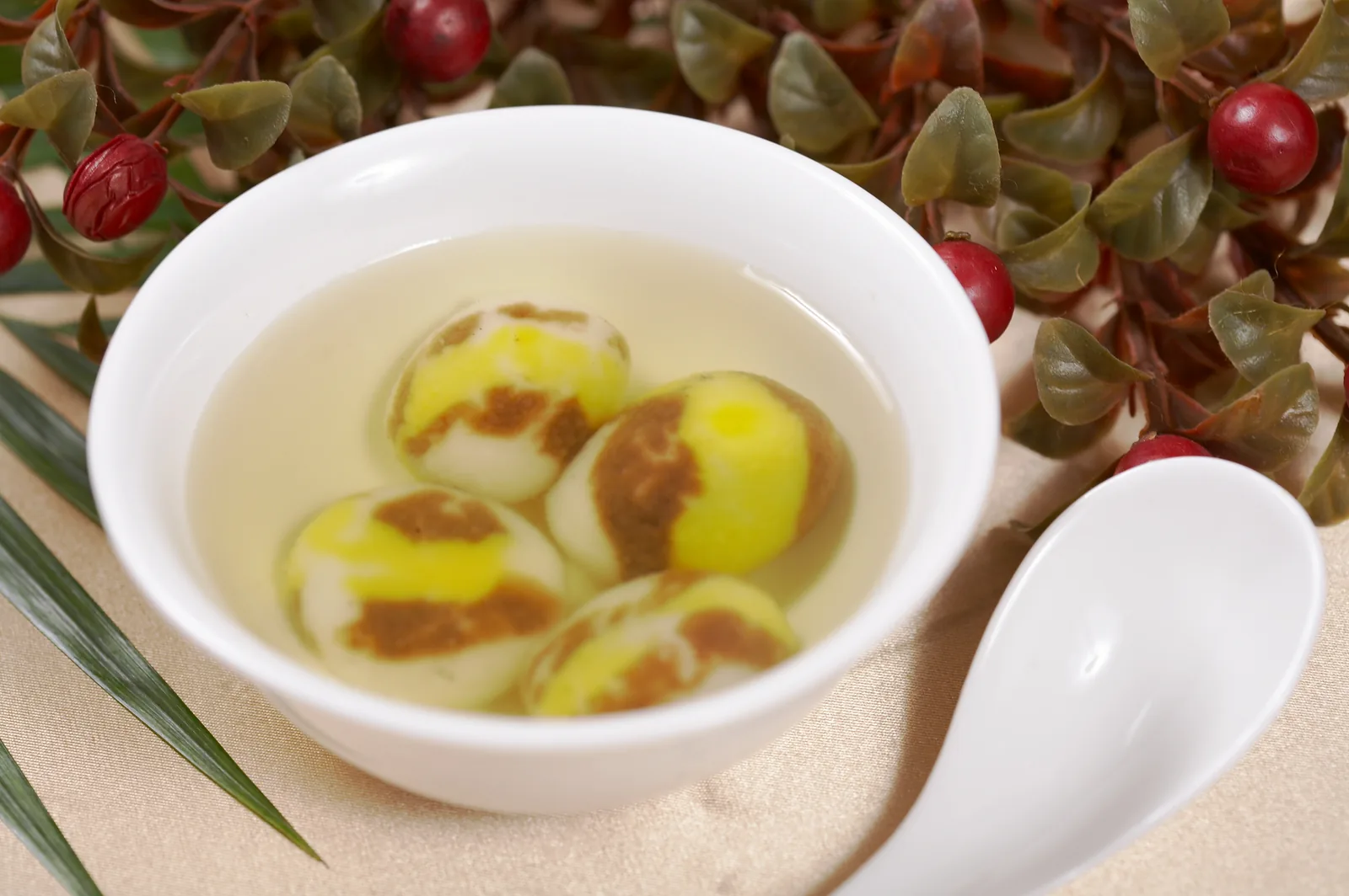 Marbled rain-flower-stone tangyuan in a clear sweet soup