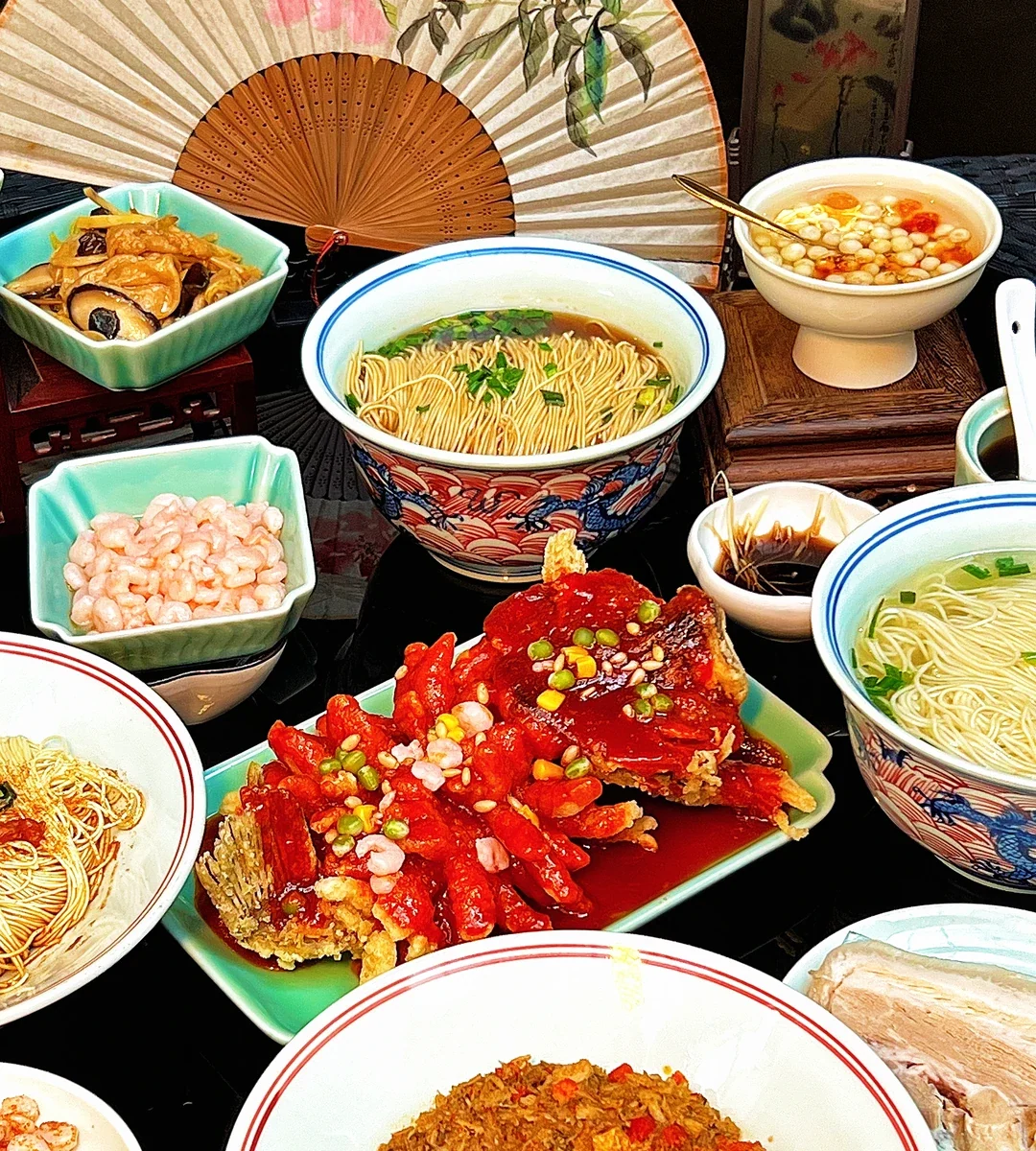 A Suzhou-style noodle table with fine noodles, shrimp and small seasonal dishes
