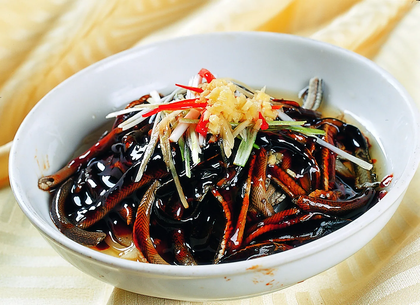 Suzhou sizzling eel with dark sauce, ginger and scallion showing why aroma must arrive at the table hot