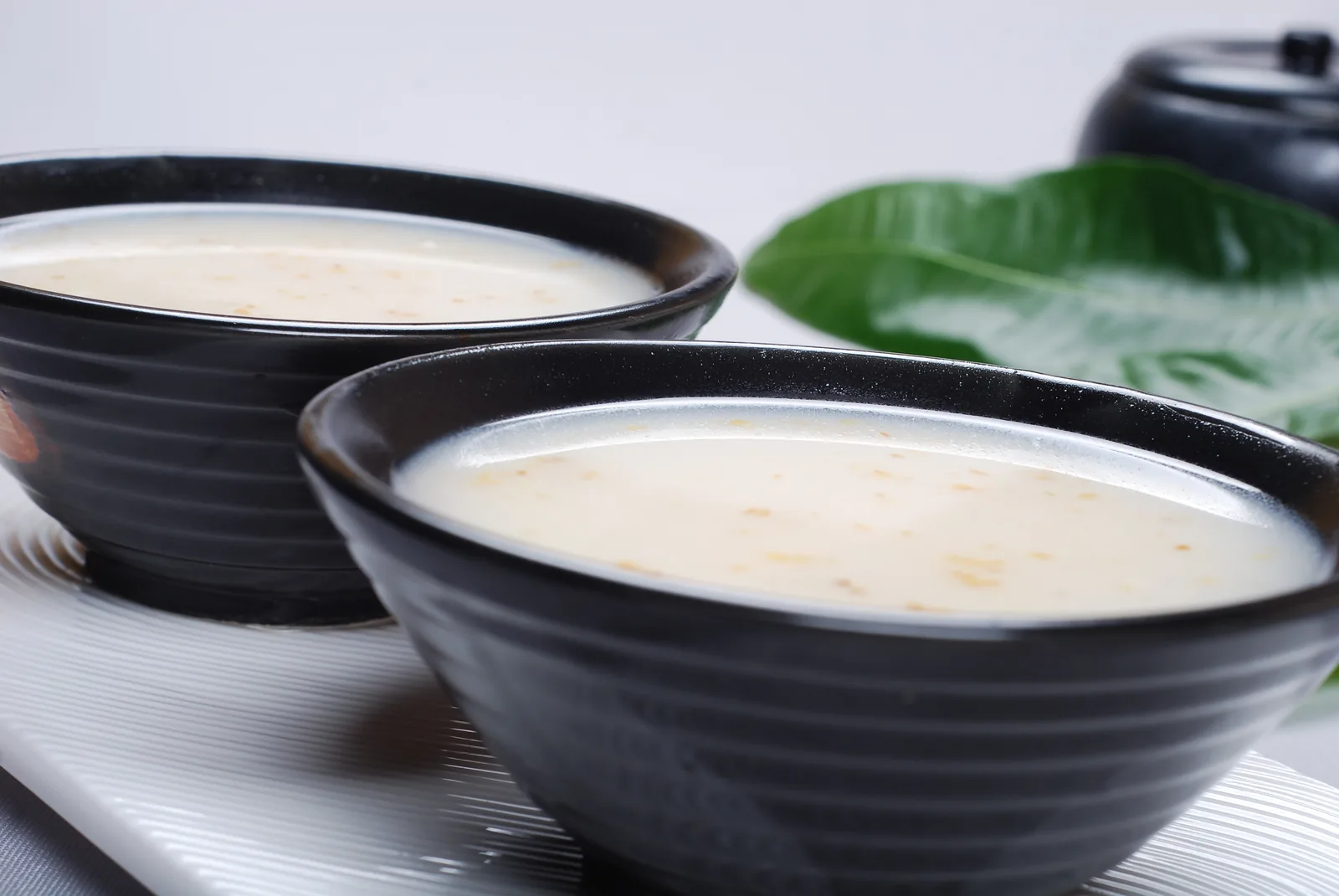 Bowls of cloudy osmanthus-flavored thick rice wine