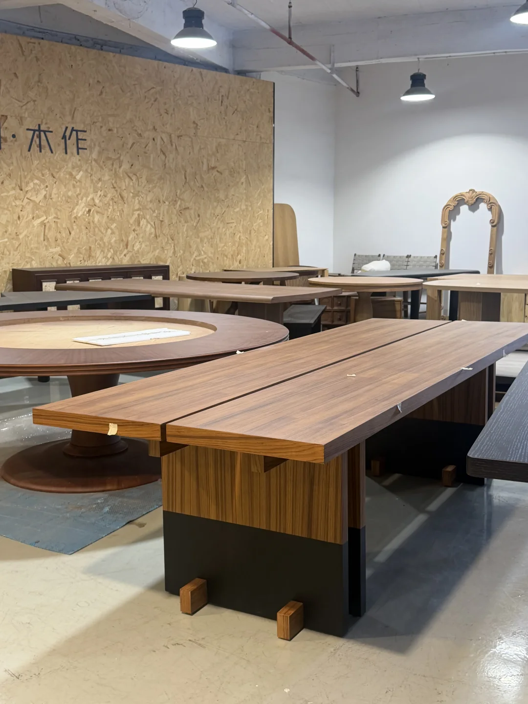 A long wood-look tabletop shows a center seam, edge build-up, grain direction and a contrasting base