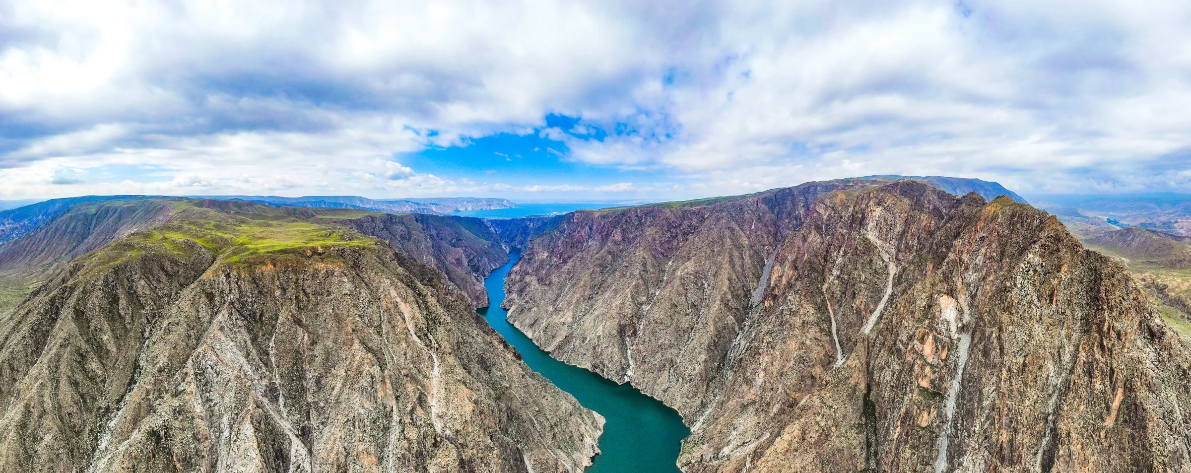 Most famous Chinese poems visualized with a real aerial photograph of the Yellow River canyon in Qinghai