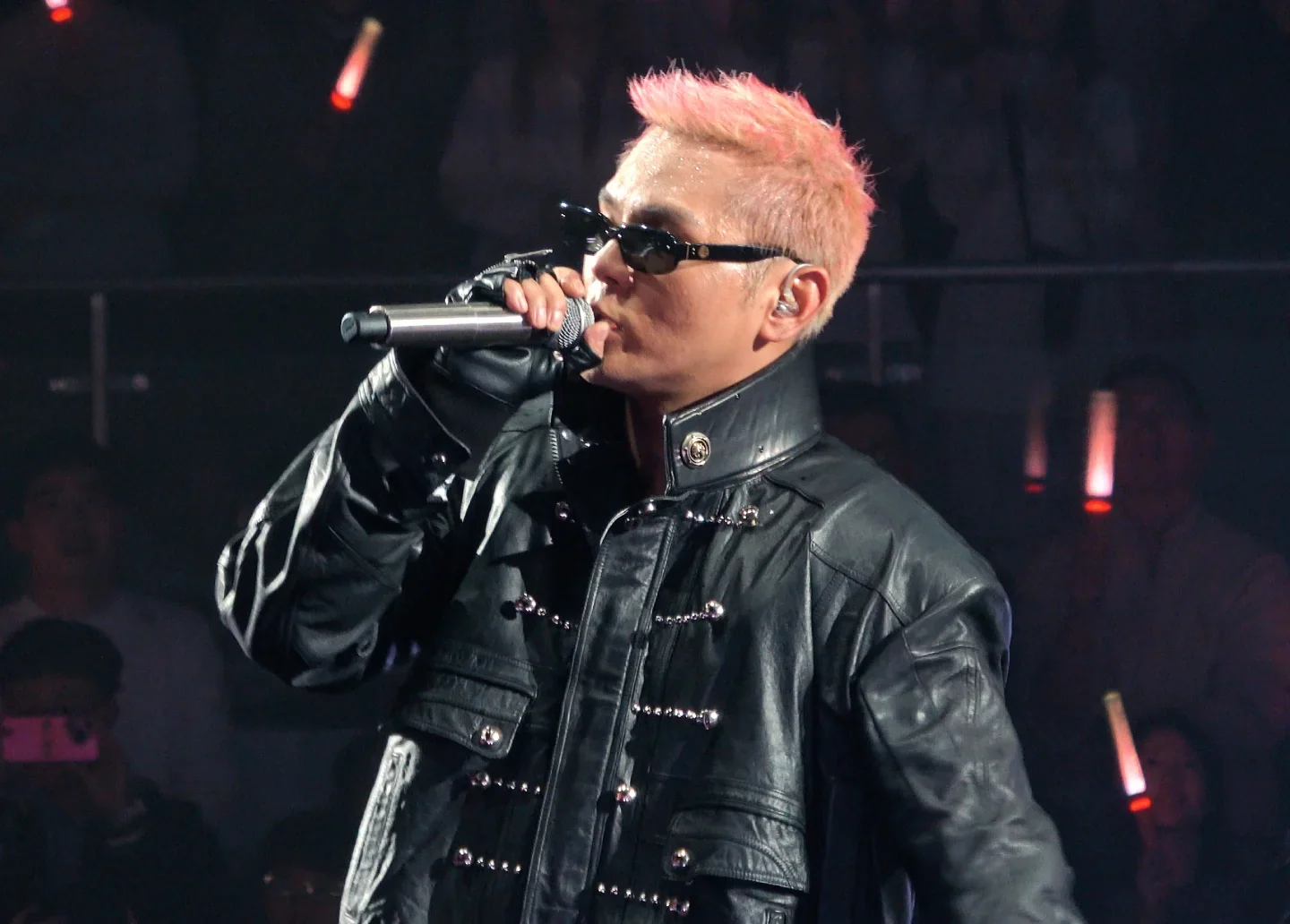 KungFu-Pen carrying a contemporary arena stage during a Changsha audience-side performance