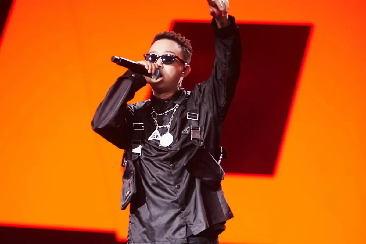 GAI Zhou Yan performing live onstage in an official artist photograph