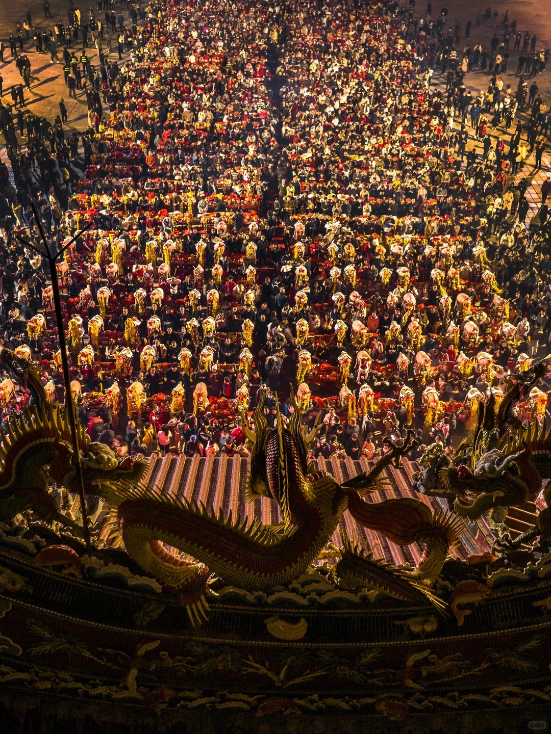 A dense night crowd and rows of offerings gathered for a Bai Tiangong ceremony in southern Fujian