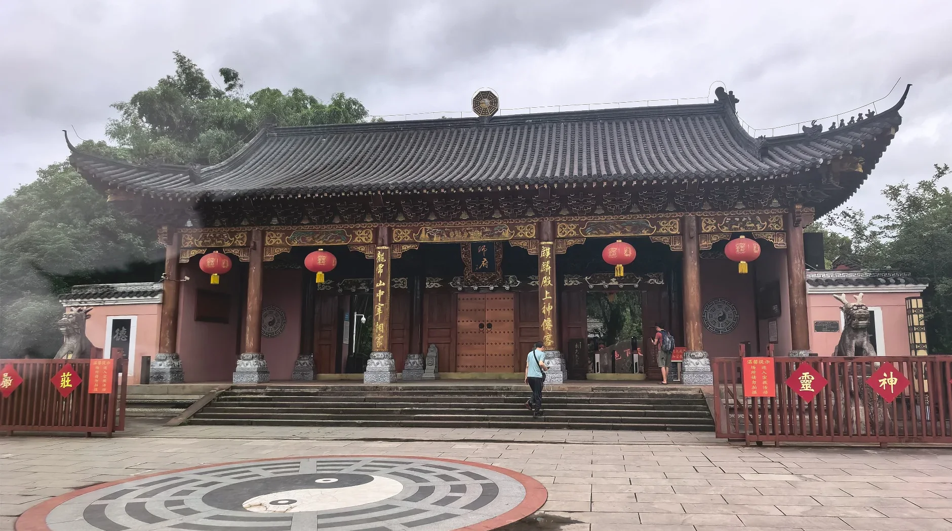 A taijitu positioned directly before the threshold of a hall at Tianshi Fu