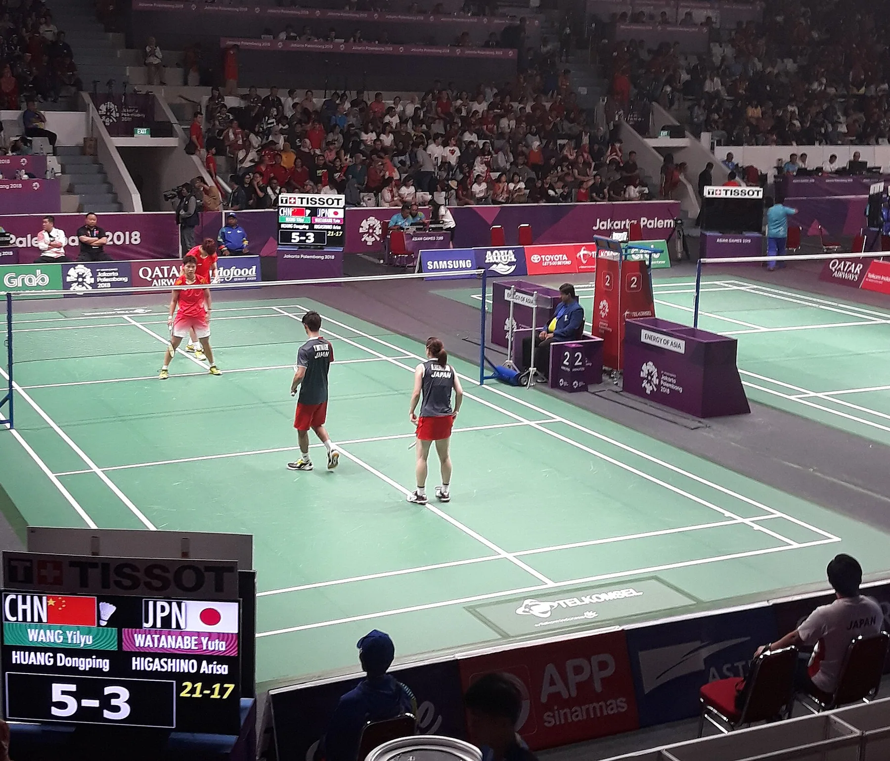Wang Yilyu and Huang Dongping face Yuta Watanabe and Arisa Higashino in mixed doubles at the 2018 Asian Games