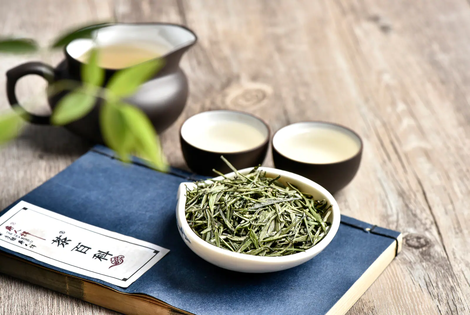 A green-tea table with pale liquor and loose leaf, used to compare aroma and infusion color
