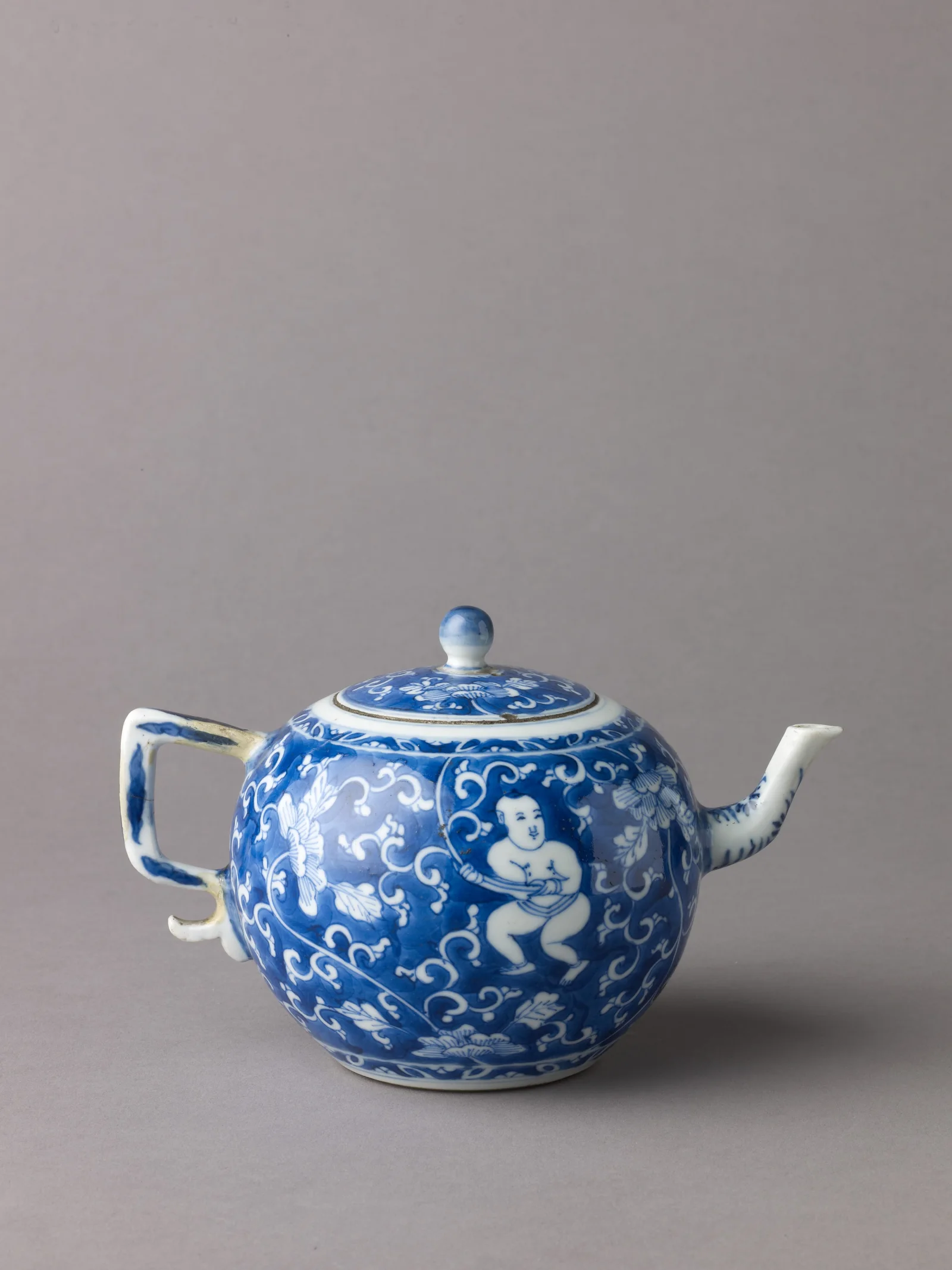 Metropolitan Museum of Art covered blue and white porcelain wine pot or teapot, dated 1662 to 1722