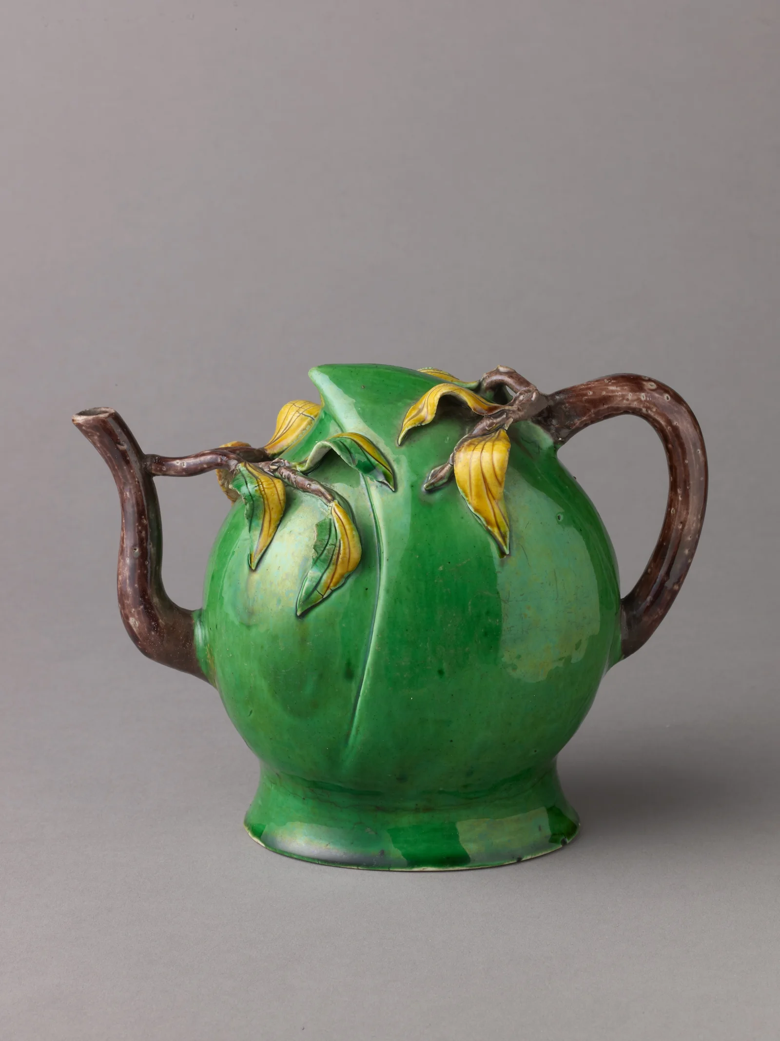 Metropolitan Museum of Art peach-shaped porcelain wine pot or tea pot, dated about 1644 to 1683