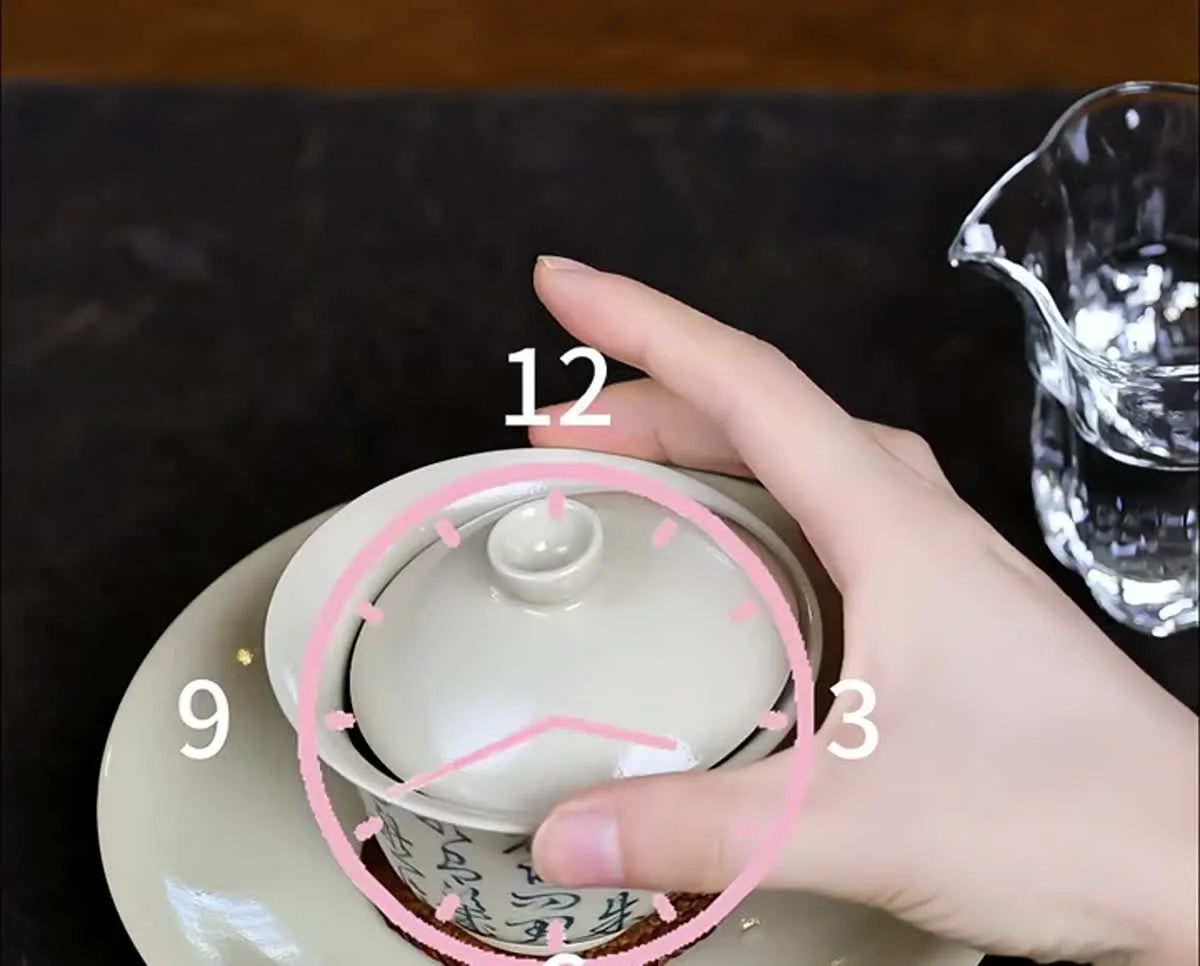An overhead instructional view showing opposed contact points across a gaiwan rim