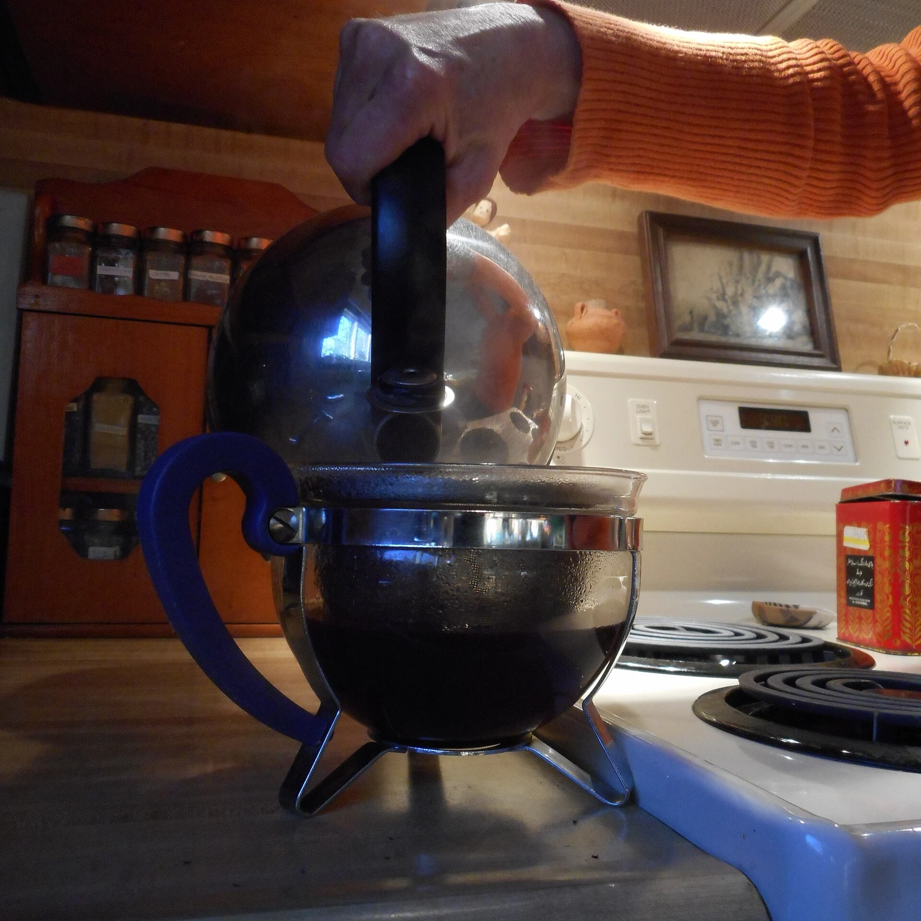Freshly brewed tea viewed through a transparent vessel, illustrating color as one brewing clue rather than a quality verdict