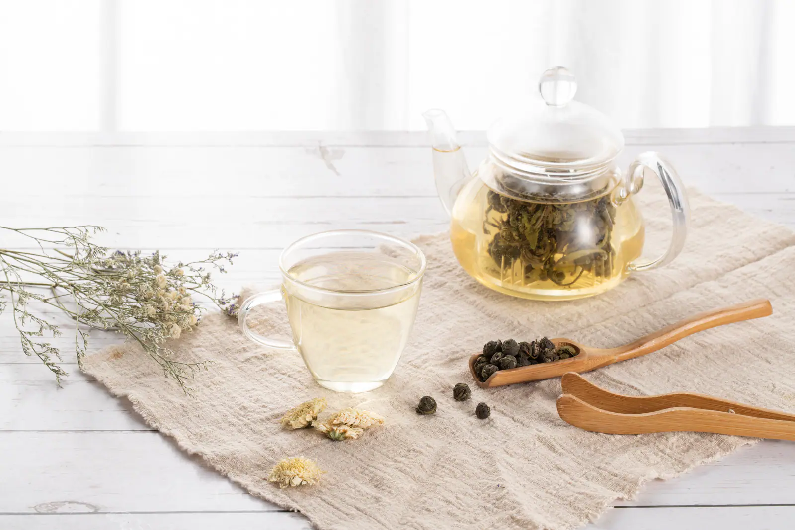 A clear flower-and-tea infusion used to distinguish visible botanicals from tea scented and then separated from flowers