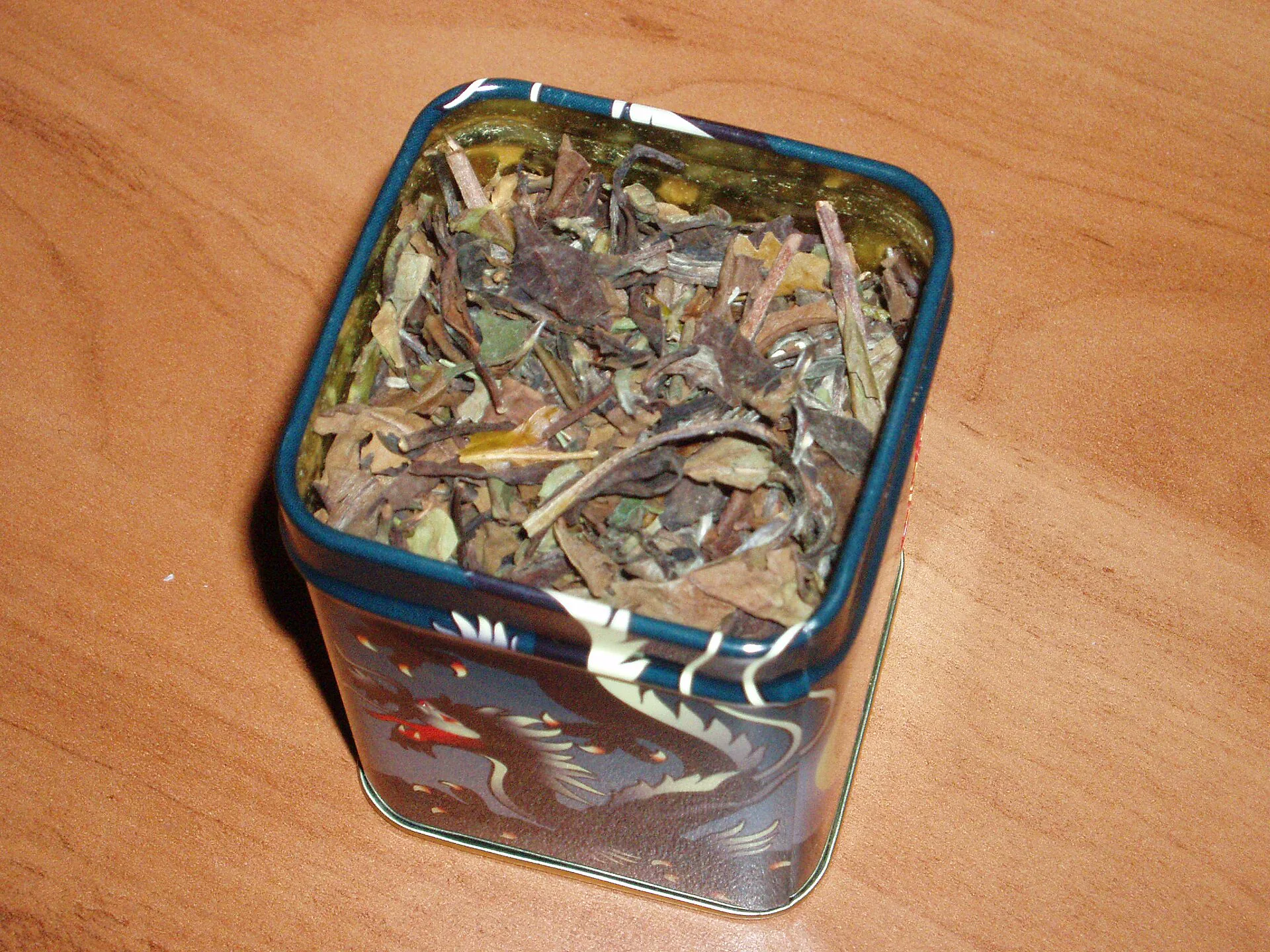 Loose Shou Mei tea showing broad mature leaves and stems