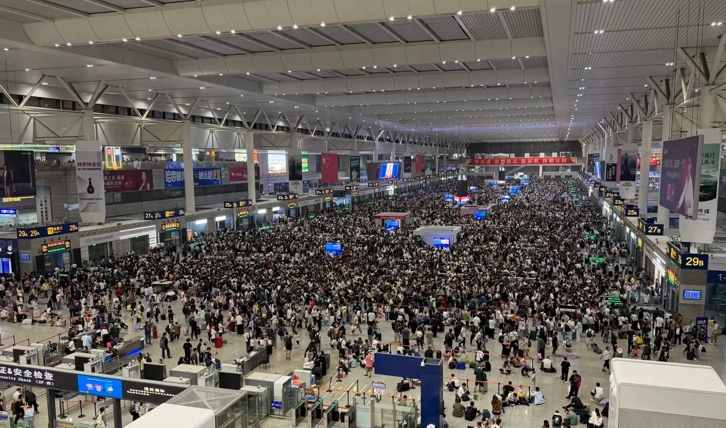 A real Golden Week crowd filling the departure hall at Shanghai Hongqiao Railway Station