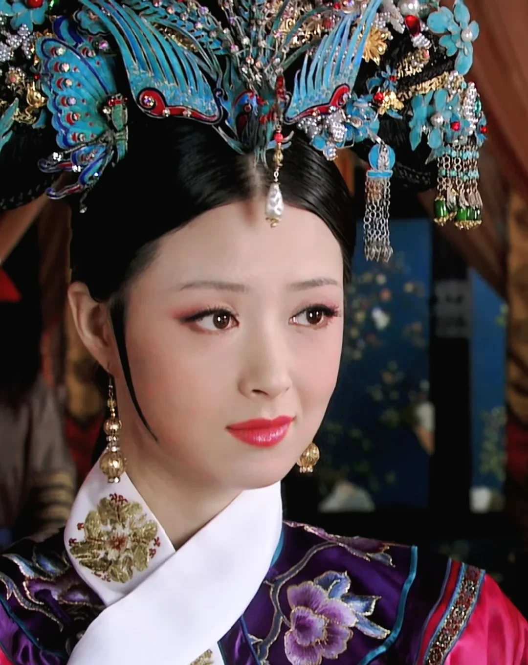 Jiang Xin as Hua Fei wearing an elaborate blue phoenix court headdress in Empresses in the Palace