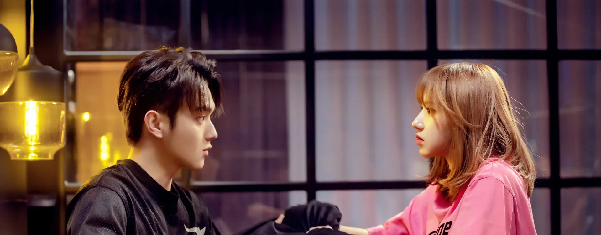 Lu Sicheng and Tong Yao facing one another in a shared team-house scene