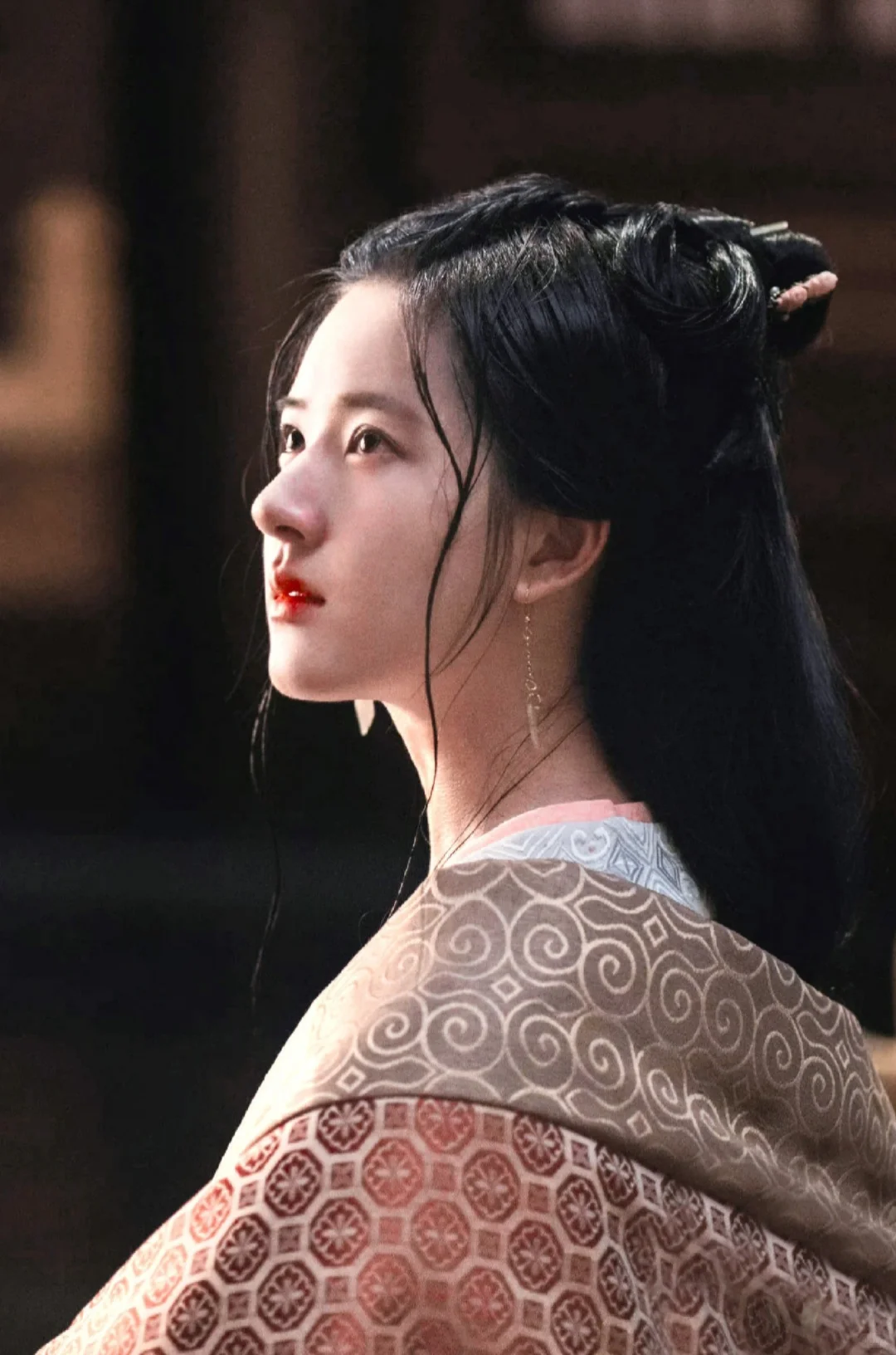 Love Like the Galaxy character Cheng Shaoshang holding a wounded reaction while looking beyond the frame
