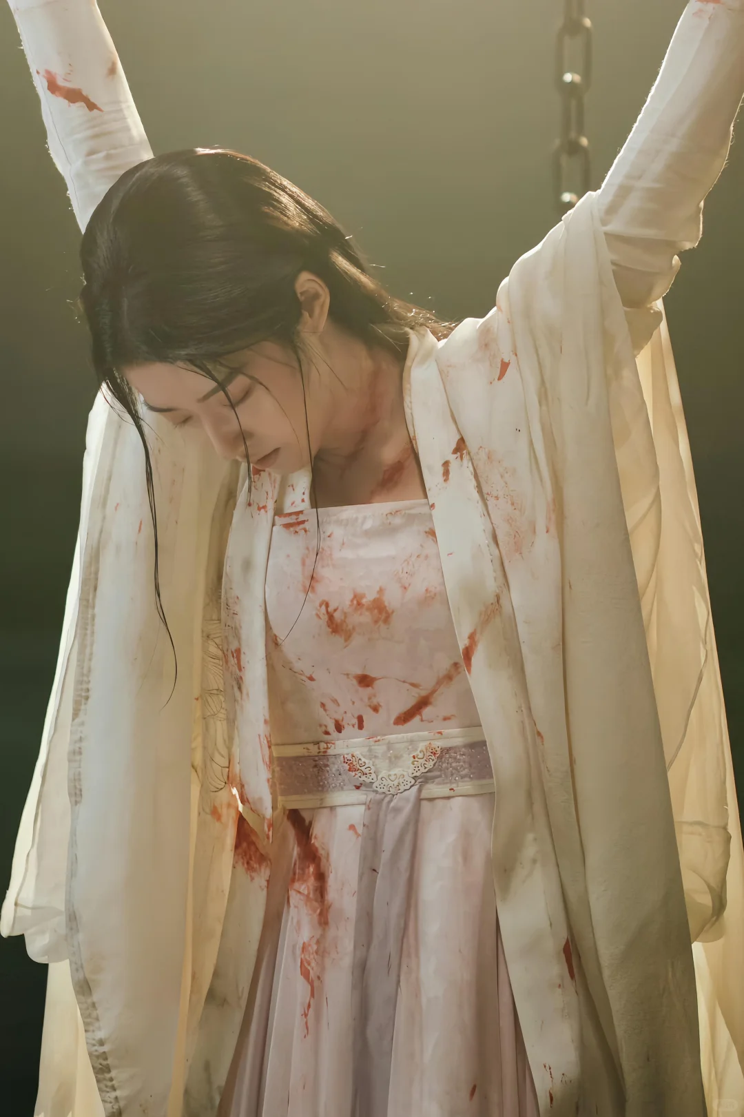 My Journey to You shows Shangguan Qian under hard light in blood-marked white clothing